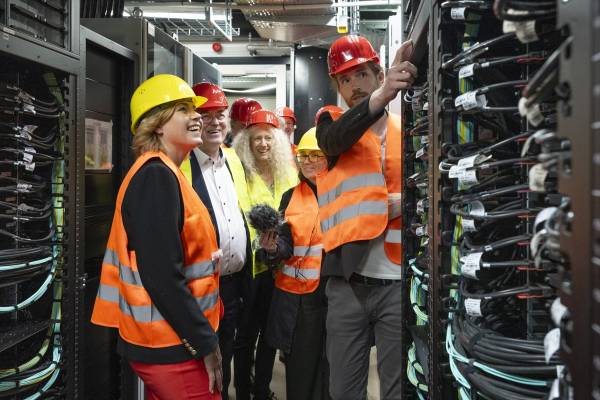 Tour of the JUPITER supercomputer (from left to right): Henna Virkkunen (Executive Vice President of the European Commission), Prof. Thomas Lippert (JSC), Prof. Kristel Michielsen (JSC), Benedikt von St. Vieth (JSC)