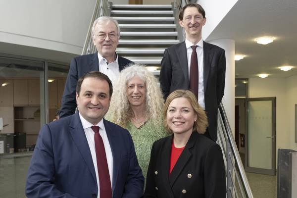 From left to right: Nathanael Liminski (Minister for European Affairs and Head of the State Chancellery), Prof. Thomas Lippert (JSC), Prof. Kristel Michielsen (JSC), Henna Virkkunen (Executive Vice President of the European Commission), Prof. Dr. Laurens Kuipers (Member of the Board of Directors of Forschungszentrum Jülich)